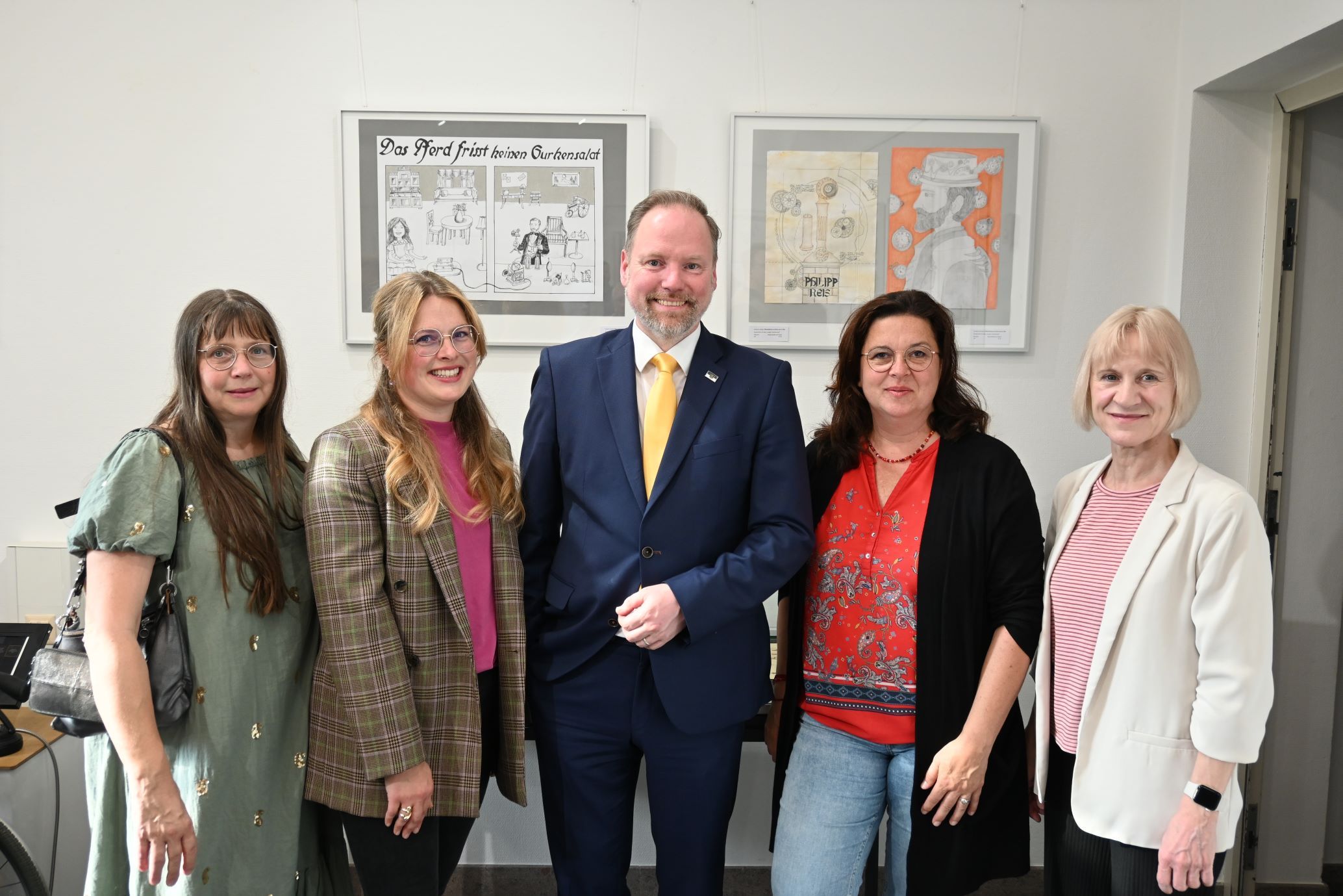 Bürgermeister Christian Litzinger im Museum Gelnhausen mit Vertreterinnen der Verwaltung und des Grimmelshausen Gymnasmiums. 