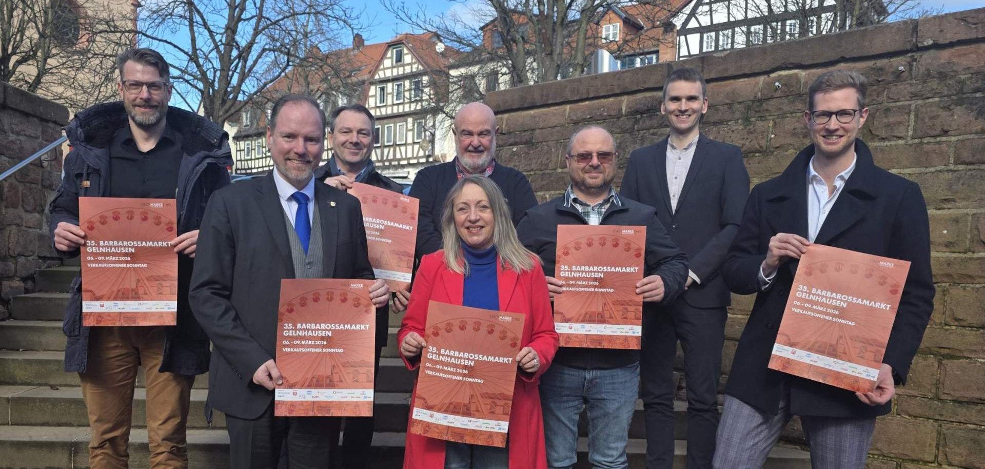 Barbarossamarkt startet in die 35. Auflage Eine Gruppe Personen steht auf der Treppe zum Brunnen auf dem Obermarkt in Gelnhausen.