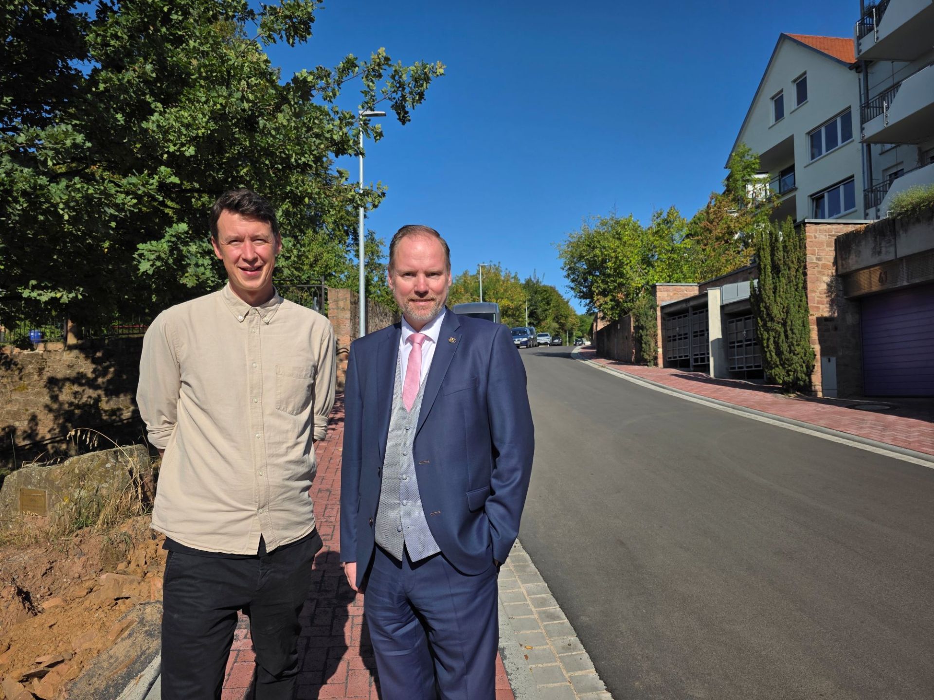 Bürgermeister Christian Litzinger und Bauamtsleiter Eppo Haas stehen im Kapellenweg. 