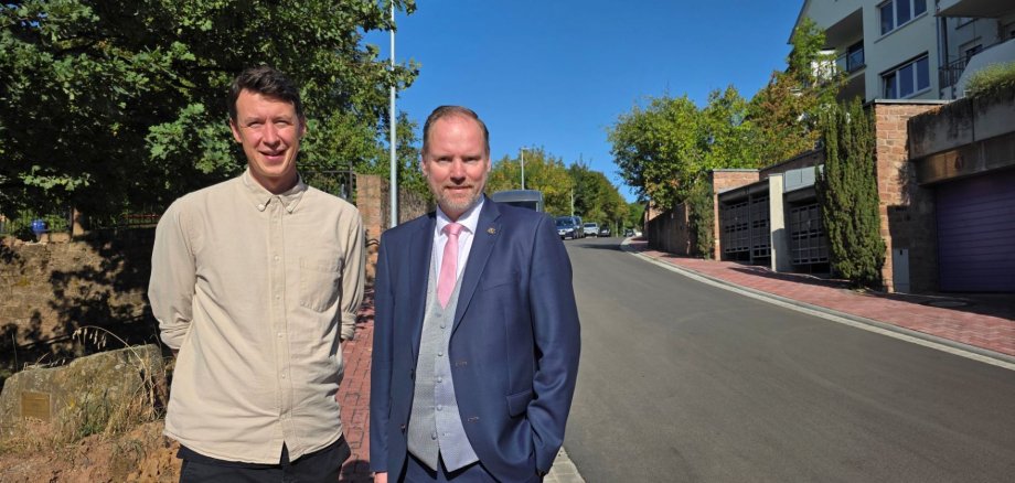 Bürgermeister Christian Litzinger und Bauamtsleiter Eppo Haas stehen im Kapellenweg. 