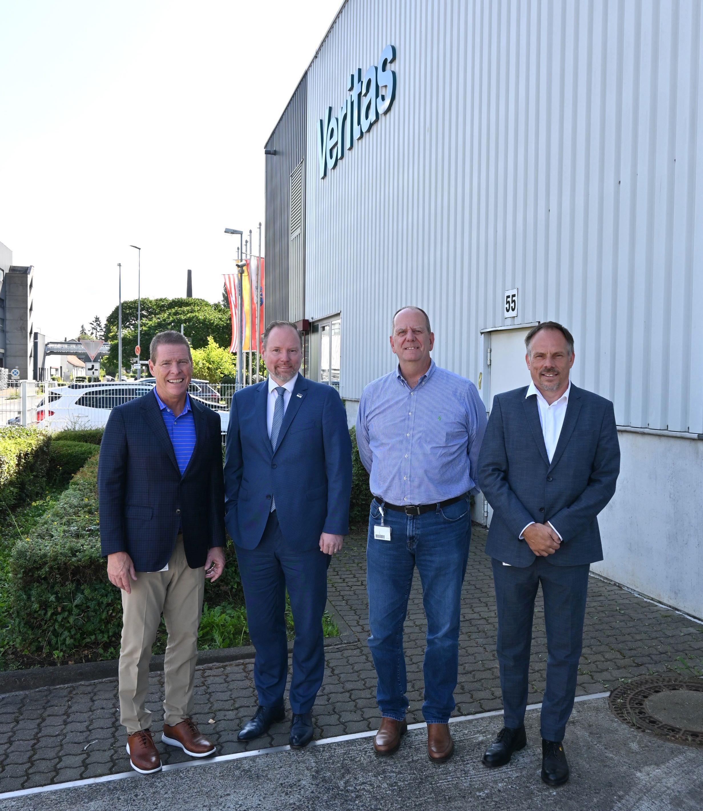 Bürgermeister Christian Litzinger und HDT Präsident und CEO Patrick Paige und Veritas Werksleiter Gelnhausen Thomas Theuss auf dem Werksgelände der Veritas. 