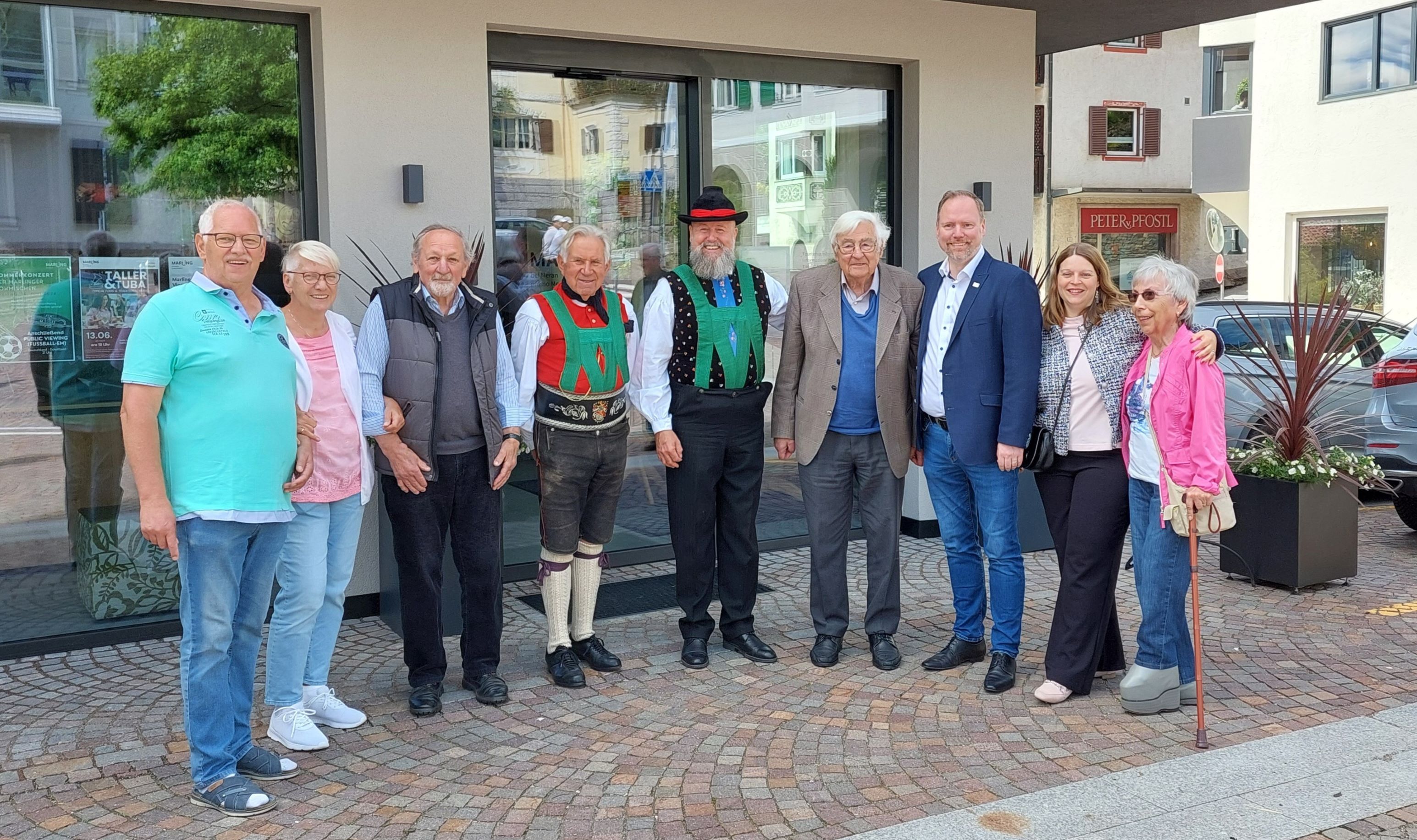 Bürgermeister und Reisegruppe aus Gelnhausen werden in Marling als Gäste empfangen. 