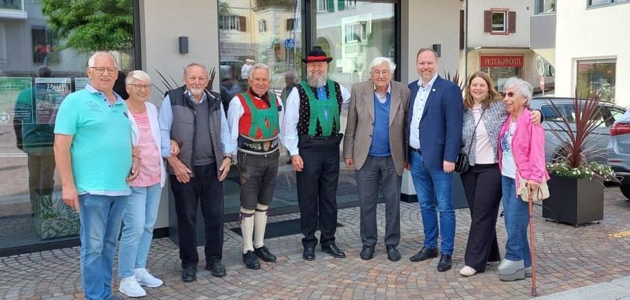 Bürgermeister und Reisegruppe aus Gelnhausen werden in Marling als Gäste empfangen. 