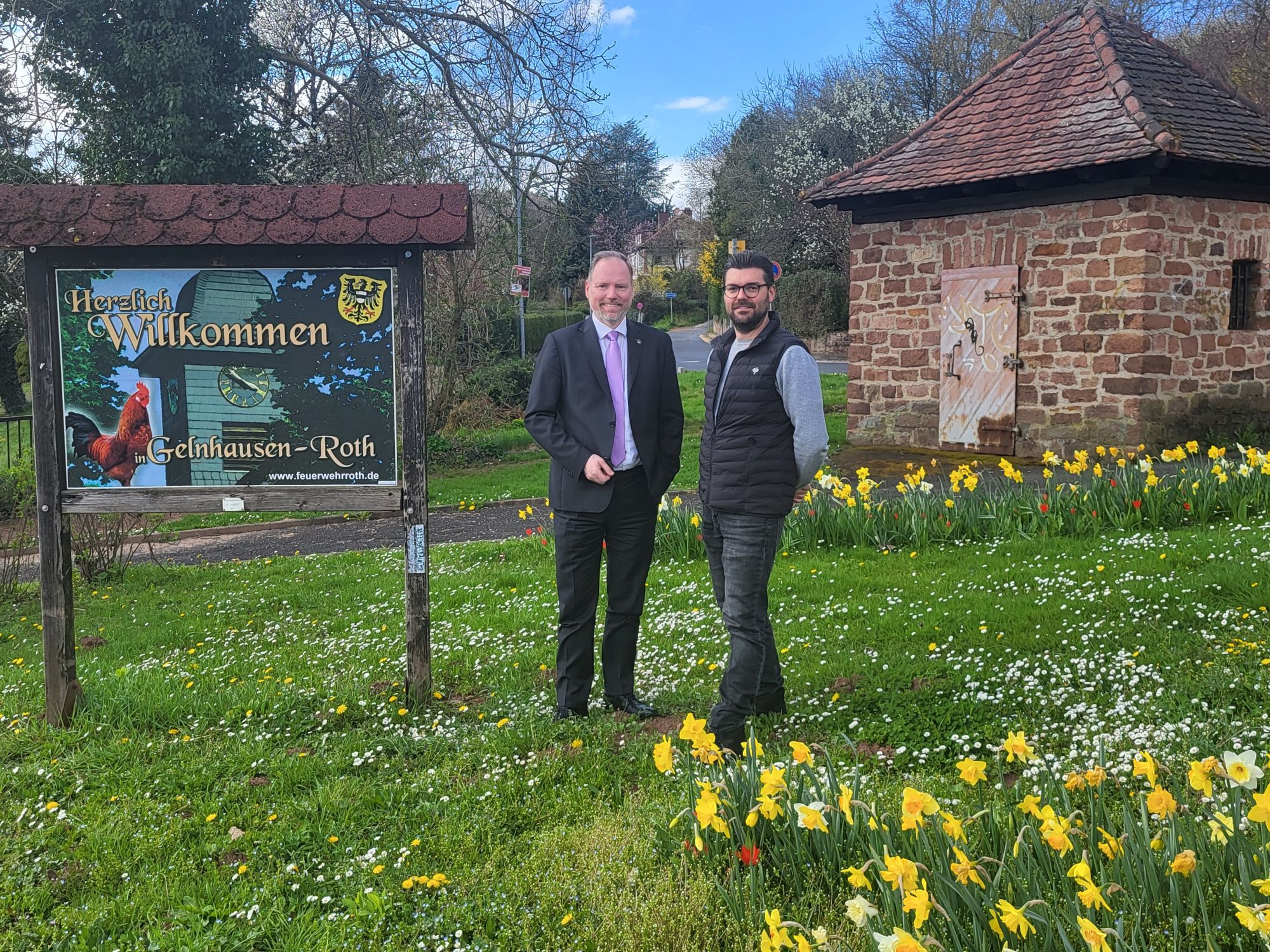 Christian Litzinger und Jakob Morkel stehen zusammen am Ortseingang Roth beim neuen Blumenfeld. 
