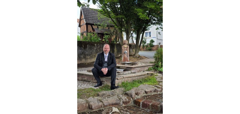 Brunnen in Roth instandgesetzt Bürgermeister Christian Litzinger sitzt an der sanierten Brunnenanlage in Roth.