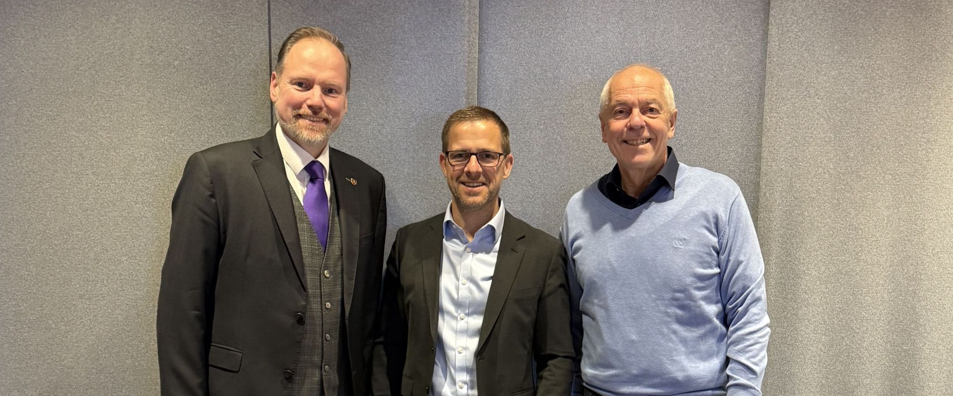 Die drei Bürgermeister von Gelnhausen, Gründau und Linsengericht stehen nebeinander. 