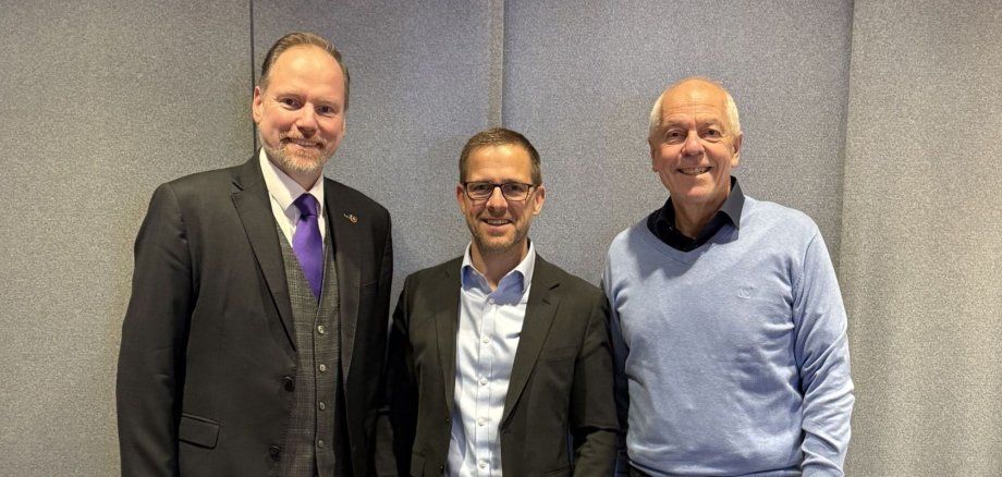 Die drei Bürgermeister von Gelnhausen, Gründau und Linsengericht stehen nebeinander. 