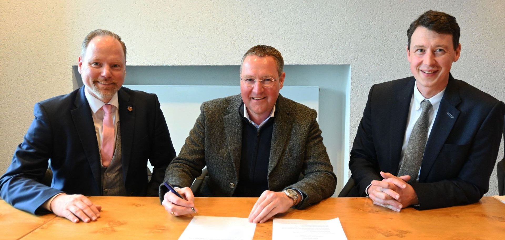 Investor Oliver Kropp, SEG-Geschäftsführer Eppo Haas und Bürgermeister Christian Litzinger bei der Vertragsunterzeichnung zum Verkauf des ehemaligen Joh-Areals im Rathaus Gelnhausen. 