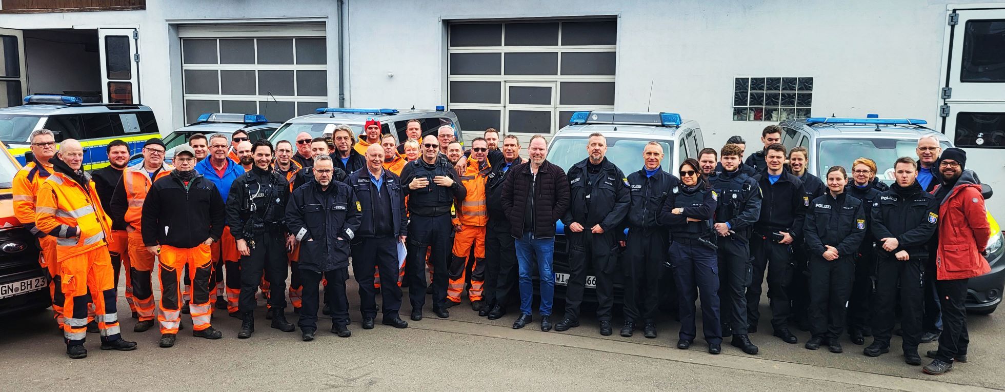 Bürgermeister Christian Litzinger und Mitarbeiterinnen und Mitarbeiter des Betriebshofs, der Stadtpolizei und der Landespolizei im Hof des Betriebshofs in Gelnhausen.