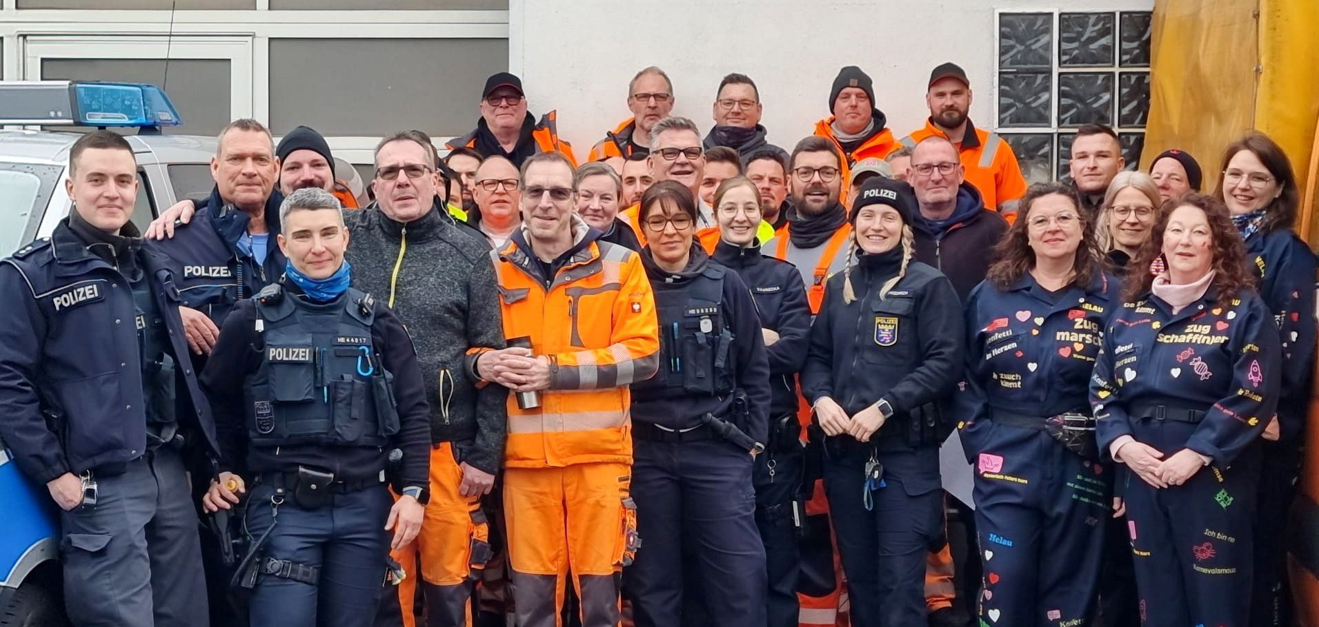 Faschingsumzug 2026 Eine große Gruppe Menschen von Kulturabteilung, Betriebshof und Polizei stehen zusammen.