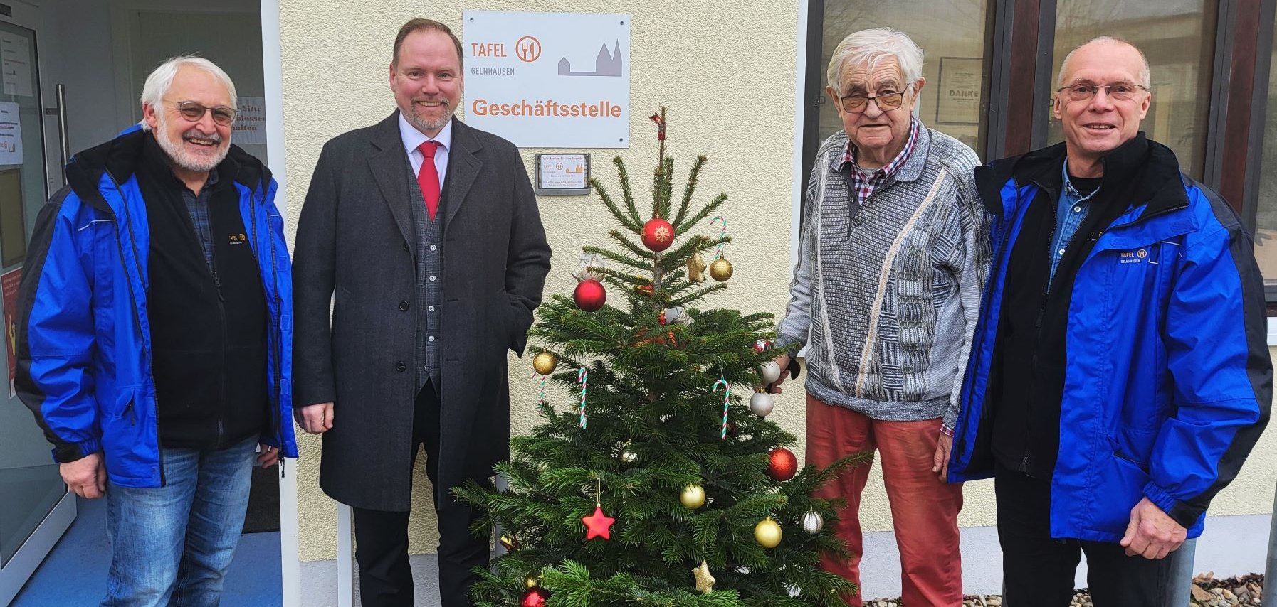 Bürgermeister Christian Litzinger und Vertreter des Vorstandes der Gelnhäuser Tafel vor den Geschäftsräumen der Tafel in Gelnhausen. 