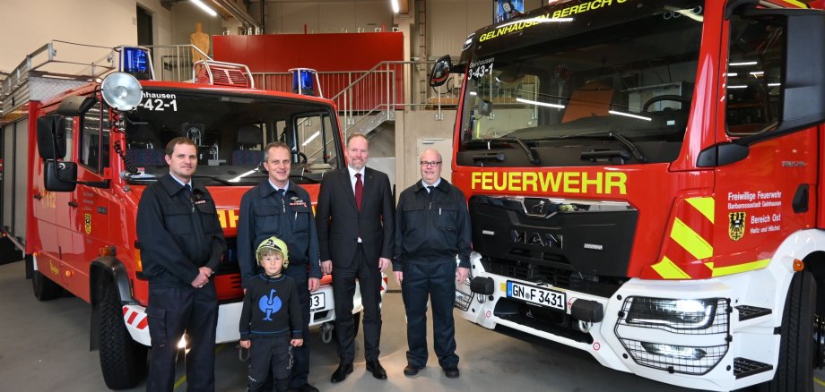 Bürgermeister Christian Litzinger und Kameraden der Freiwilligen Feuerwehr Gelnhausen-Ost vor dem alten und dem neuen Einsatzfahrzeug im Stützpunkt Haitz/Höchst. 