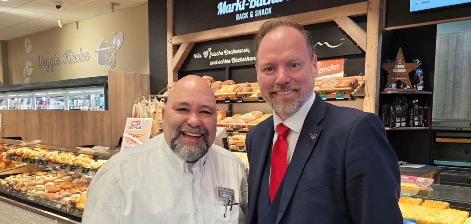 Große Geste in außergewöhnlicher Lage Bürgermeister Christian Litzinger und Geschäftsführer Jürgen Lauber stehen gemeinsam im EDEKA Markt Lauber vor dem Backshop.