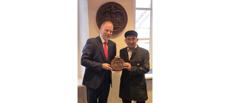 Indonesischer Kulturminister zu Gast in Gelnhausen (2) Zwei Männer stehen nebeneinander und halten zusammen das Siegel der Stadt Gelnhausen in ihren Händen.