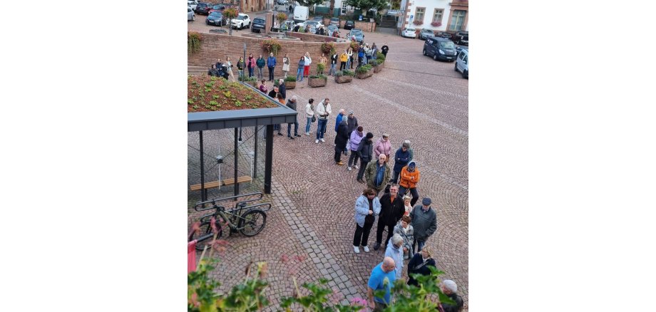 Kartenverkauf Weihnachtserlebnisführungen 2025 Menschen stehen in einer langen Schlange auf dem Obermarkt vor der Tourist-Information.