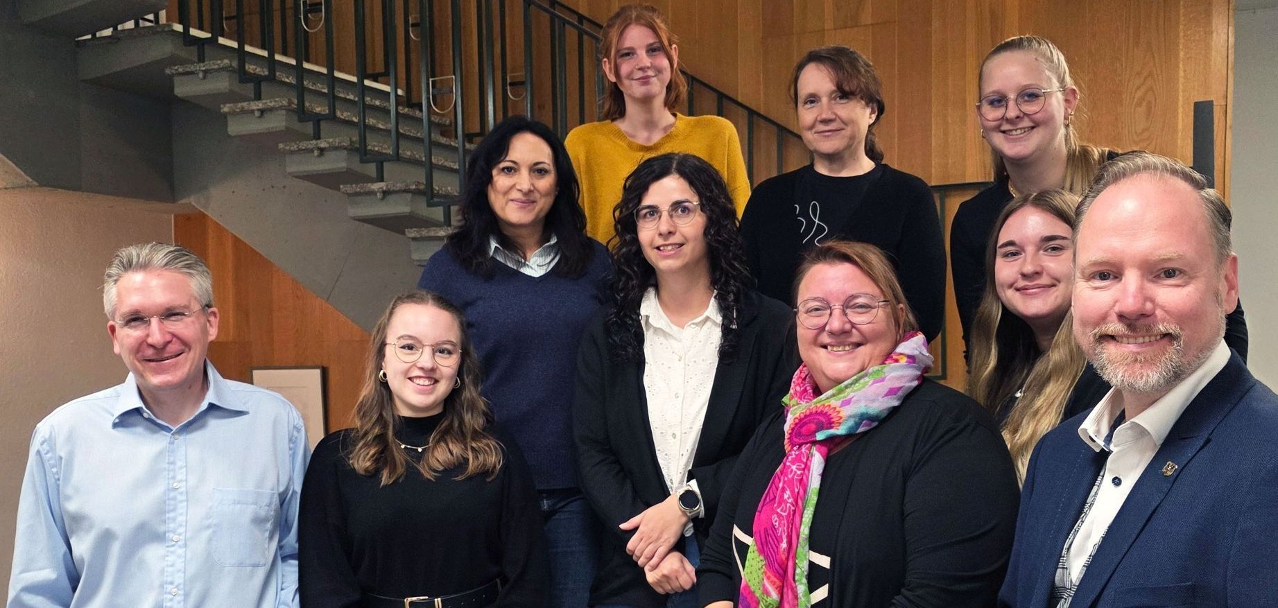 Bürgermeister Christian Litzinger steht mit Mitarbeiterinnen und Mitarbeitern der Verwaltung auf der Treppe im Rathaus. 