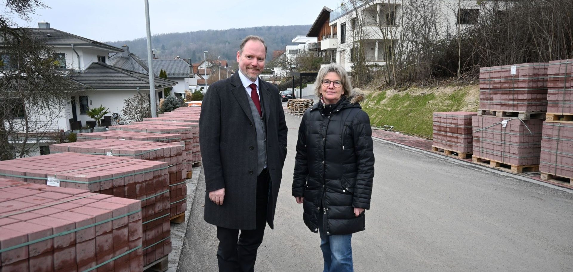 Bürgermeister Christian Litzinger und Abteilungsleiterin Ute Lindner stehen in der Lindenstraße. 