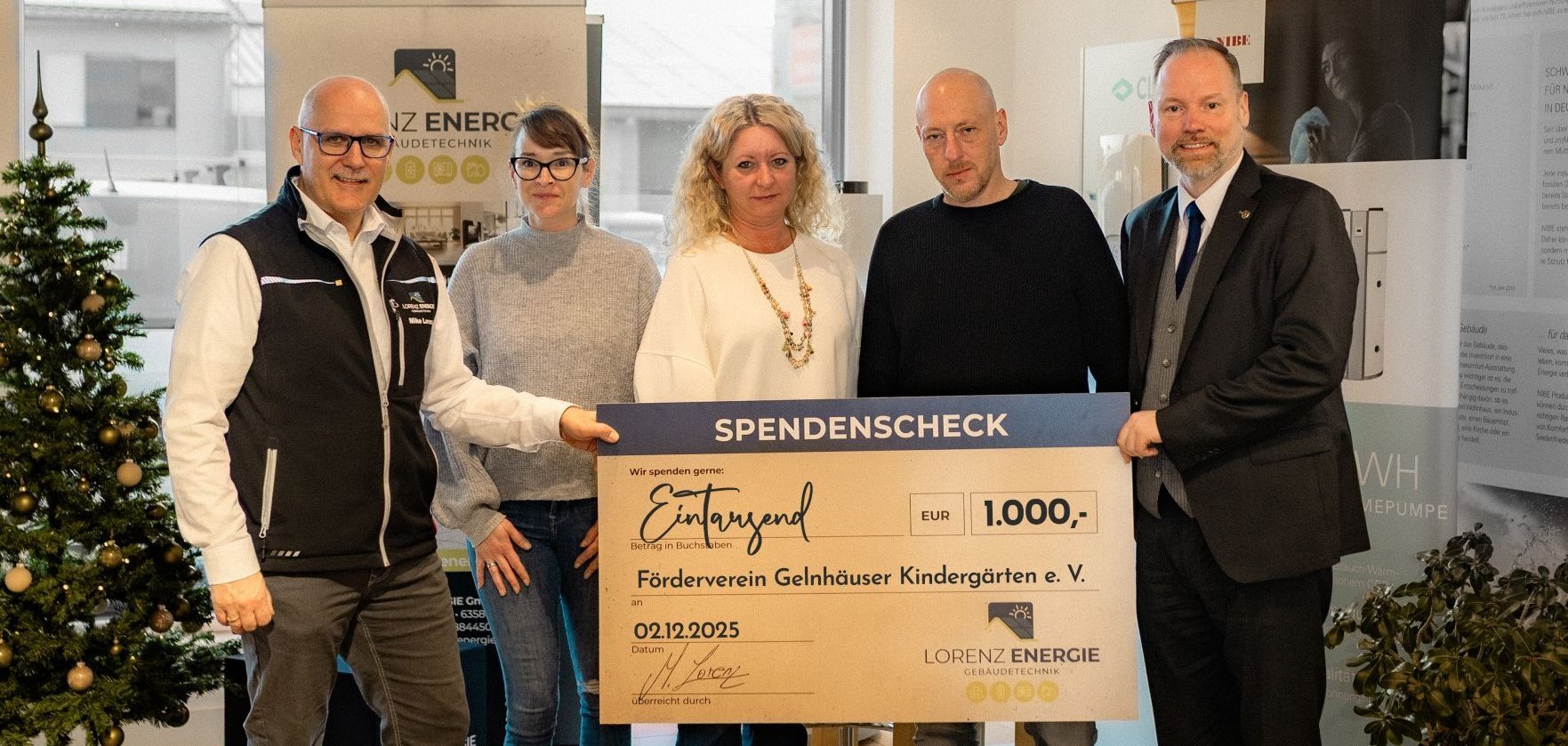 Fünf Personen stehen nebeneinander und halten einen Spendenscheck.