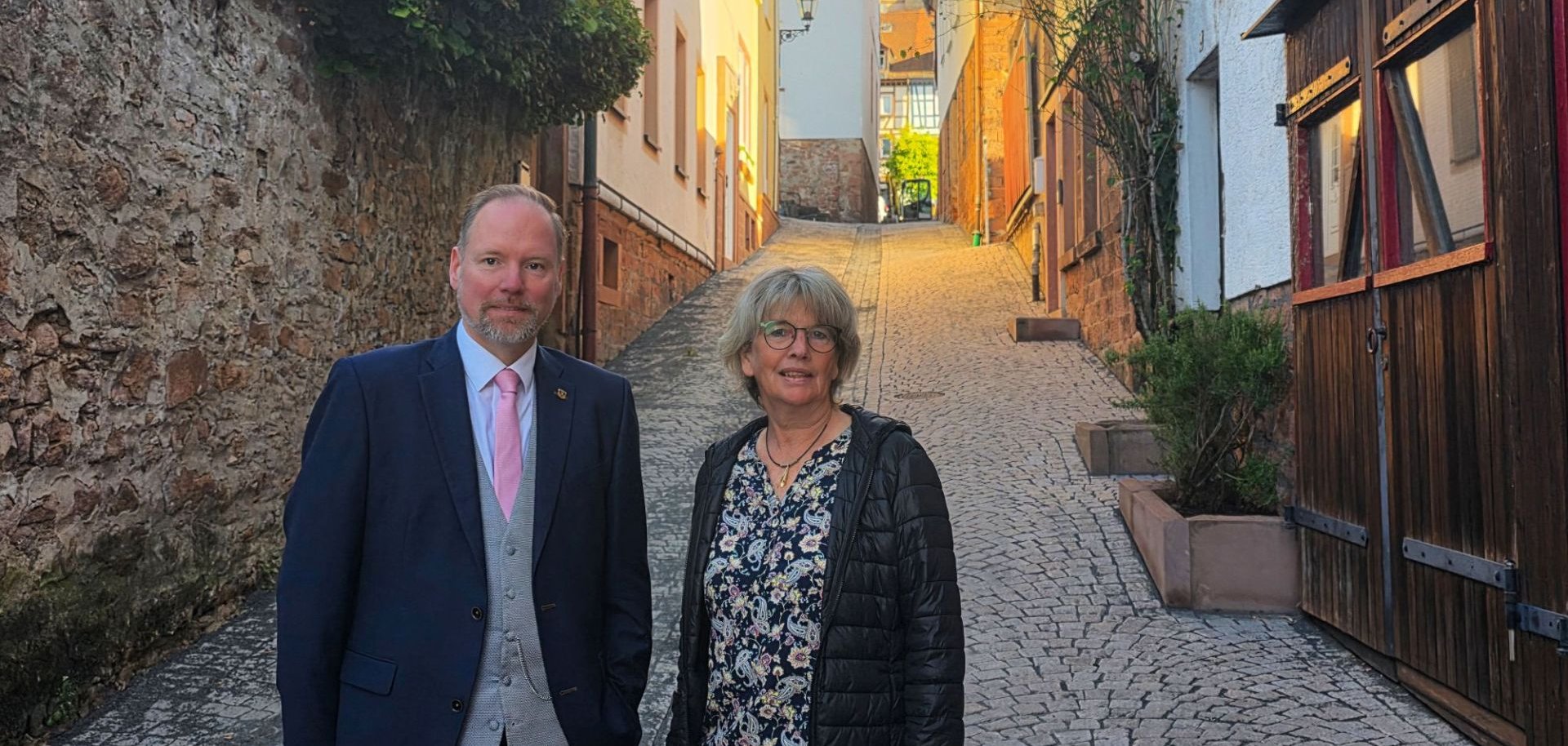 Bürgermeister Christian Litzinger und Ute Lindner stehen zusammen in der Mittelgasse. 