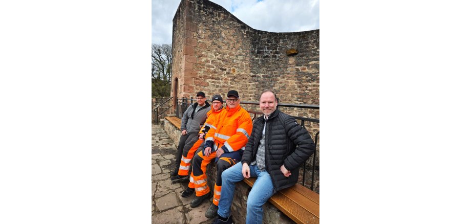 Neue Sitzbank am Halbmond wertet Aussichtspunkt auf Bürgermeister Christian Litzinger (rechts) und die Mitarbeiter des städtischen Betriebshofs, darunter der stellvertretende Betriebshofleiter Andreas Schleich (links), sitzen auf der neuen Sitzbank am Halbmond im Stadtgarten Gelnhausen.