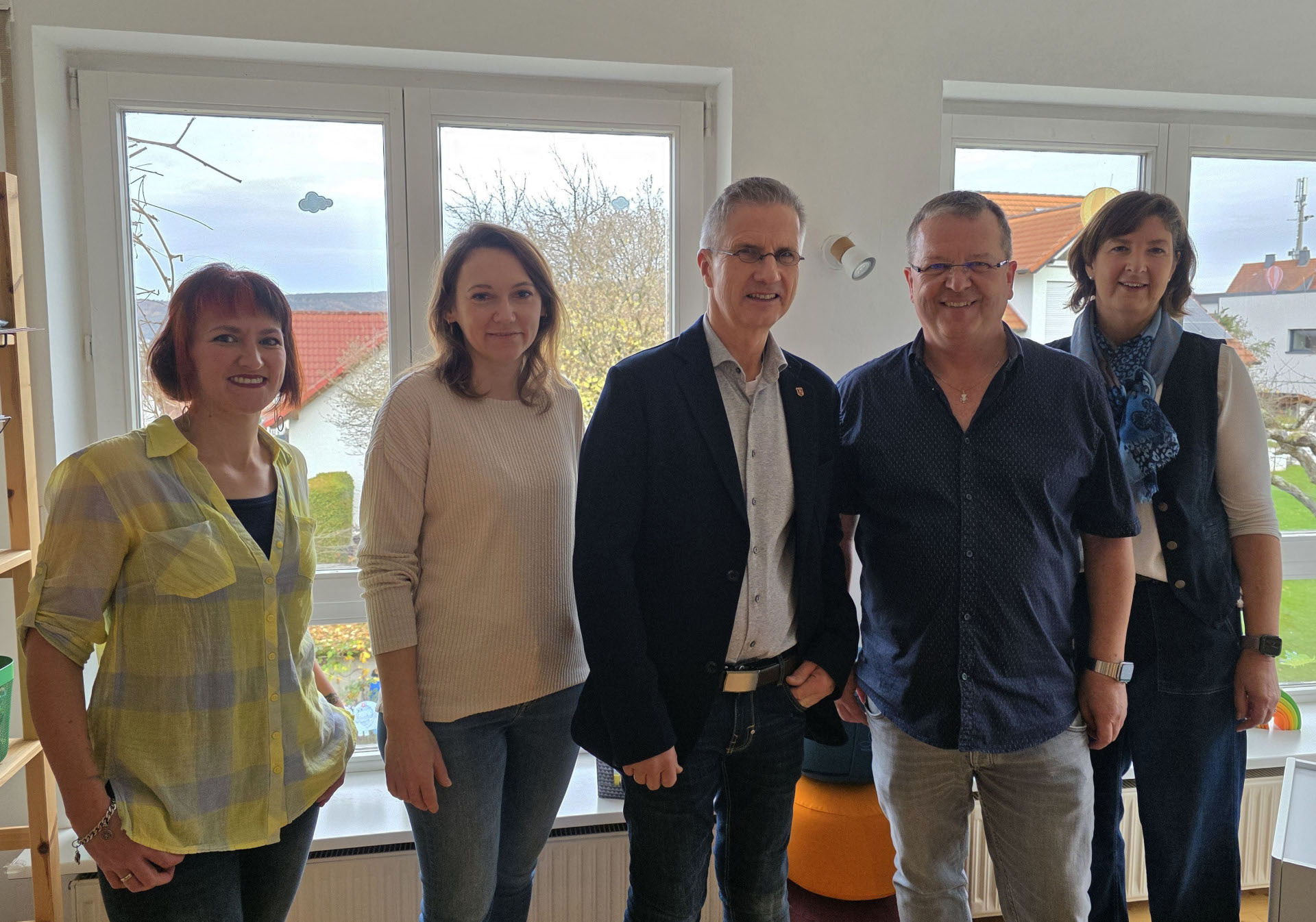 Drei Frauen und zwei Männer stehen in den neuen Betreuungsräumen des Kindertagespflegenetzwerks in Altenhaßlau. 