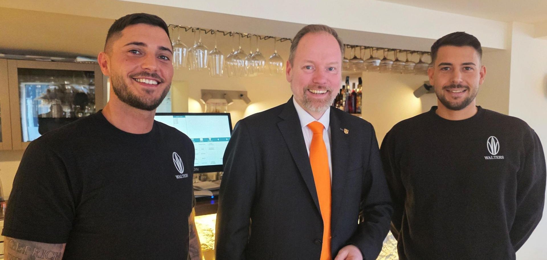 Neues Café „Walters“ bereichert die Gelnhäuser Südstadt Der Bürgermeister steht mit den beiden Café-Inhabern im Gastraum vor der Theke.