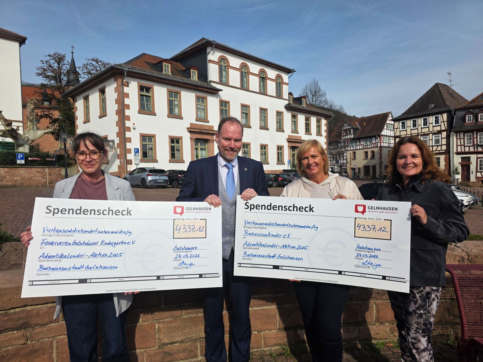 Von links nach rechts sind zu sehen: Mareike Klinger (Förderverein Gelnhäuser Kindergärten e. V.), Bürgermeister Christian Litzinger, Birgit Malle und Bettina Büdel (beide vom Förderverein Barbarossakinder – Pro Kinderklinik Gelnhausen e. V.).
