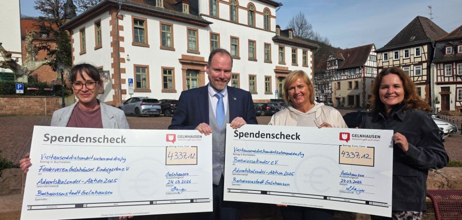 Von links nach rechts sind zu sehen: Mareike Klinger (Förderverein Gelnhäuser Kindergärten e. V.), Bürgermeister Christian Litzinger, Birgit Malle und Bettina Büdel (beide vom Förderverein Barbarossakinder – Pro Kinderklinik Gelnhausen e. V.).