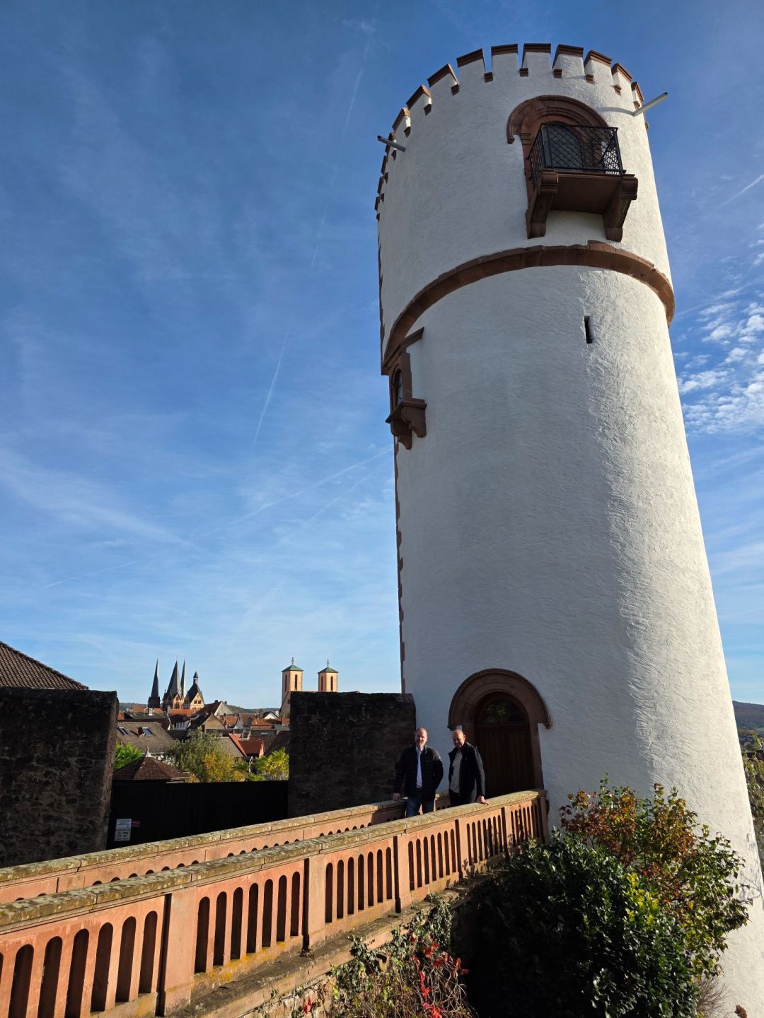 Bürgermeister Christian Litzinger und Bauamtsmitarbeiter Thorsten Amend stehen gemeinsam vor dem sanierten Buttenturm in Gelnhausen.