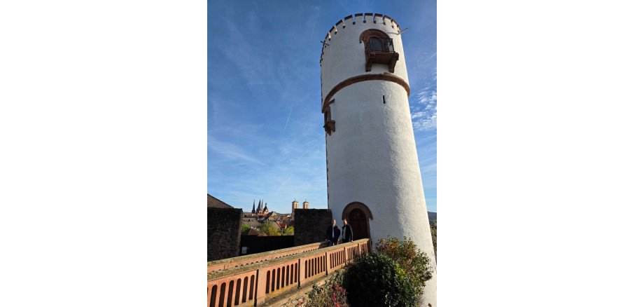 Sanierung Buttenturm Bürgermeister Christian Litzinger und Bauamtsmitarbeiter Thorsten Amend stehen gemeinsam vor dem sanierten Buttenturm in Gelnhausen.