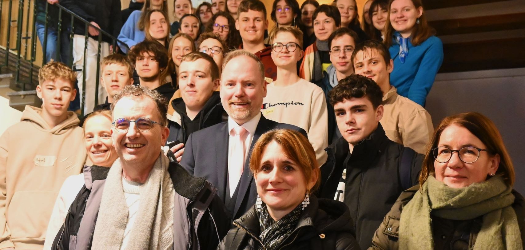 Bürgermeister Christian Litzinger mit Schülerinnen und Schülern sowie Lehrerinnen und Lehrern aus Gelnhausen und Clamecy im Rathaus Gelnhausen. 