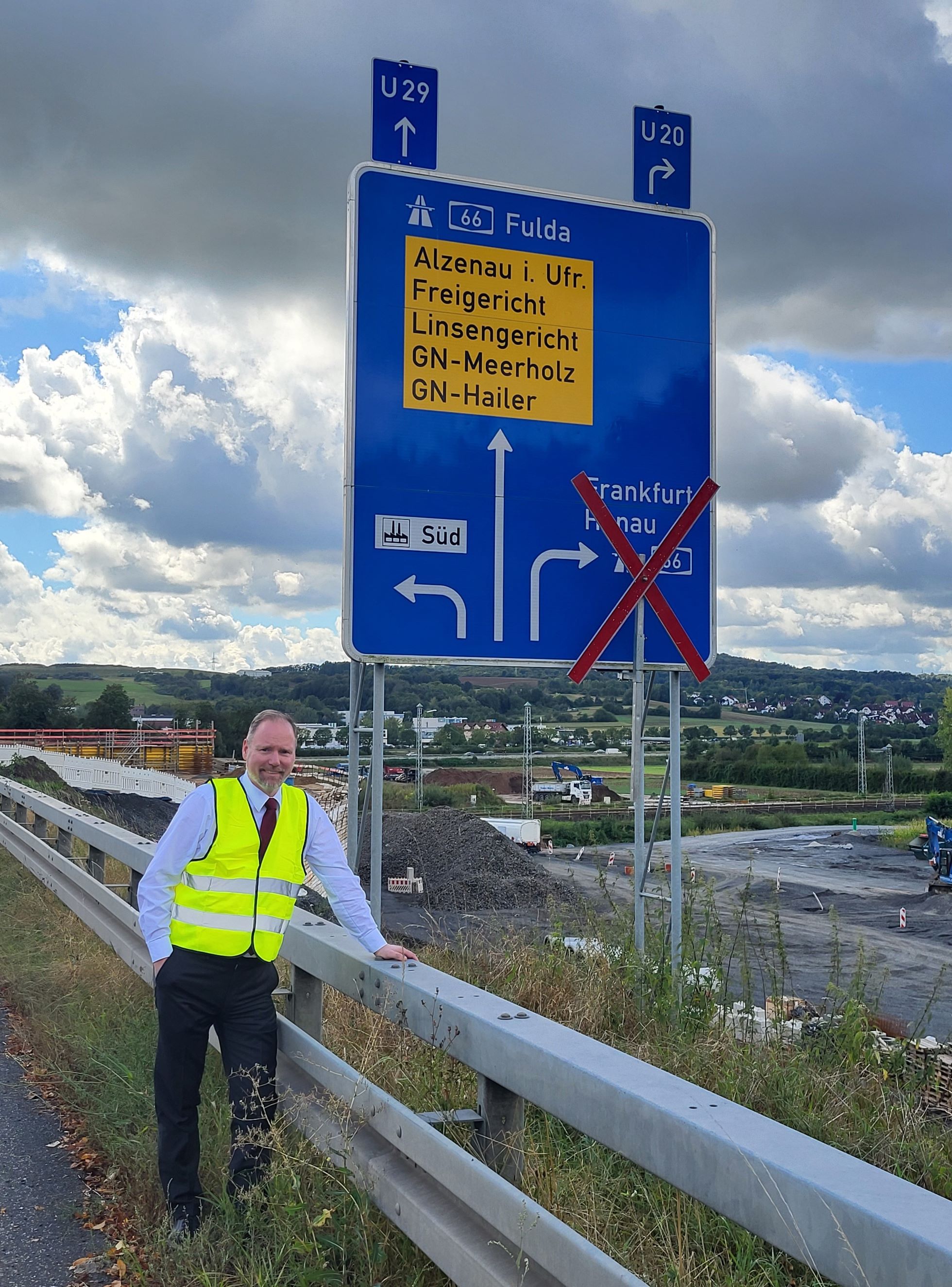 Bürgermeister Christian Litzinger auf der Baustelle vor der Autobahnauffahrt Gelnhausen-West.