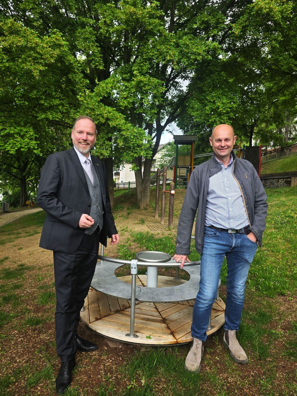 Spielplatz in Roth fit für den Sommer Bürgermeister Christian Litzinger steht links und Projektleiter Thorsten Amend rechts auf dem Röther Spielplatz „Im Goldberg“ an einem neuen Karussell.