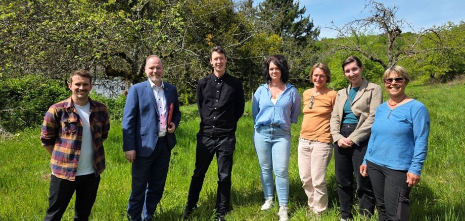 Stadt Gelnhausen stellt Waldorfkindergarten neue Wiesenfläche zur Verfügung Sieben Personen stehen nebeneinander auf einer neuen Wiesenfläche des Waldorfkindergartens Gelnhausen e. V. und freuen sich über die Erweiterung für die Naturgruppe. Zu sehen sind von links nach rechts: Vorstandsmitglied Florian Reiländer, Bürgermeister Christian Litzinger, Bauamtsleiter Eppo Haas, pädagogische Leiterin Jasmin Weismantel, pädagogische Fachkraft Viola Oestreich, Verwaltungsleiterin Corinna Koch und Gruppenleiterin Anne Rockett.