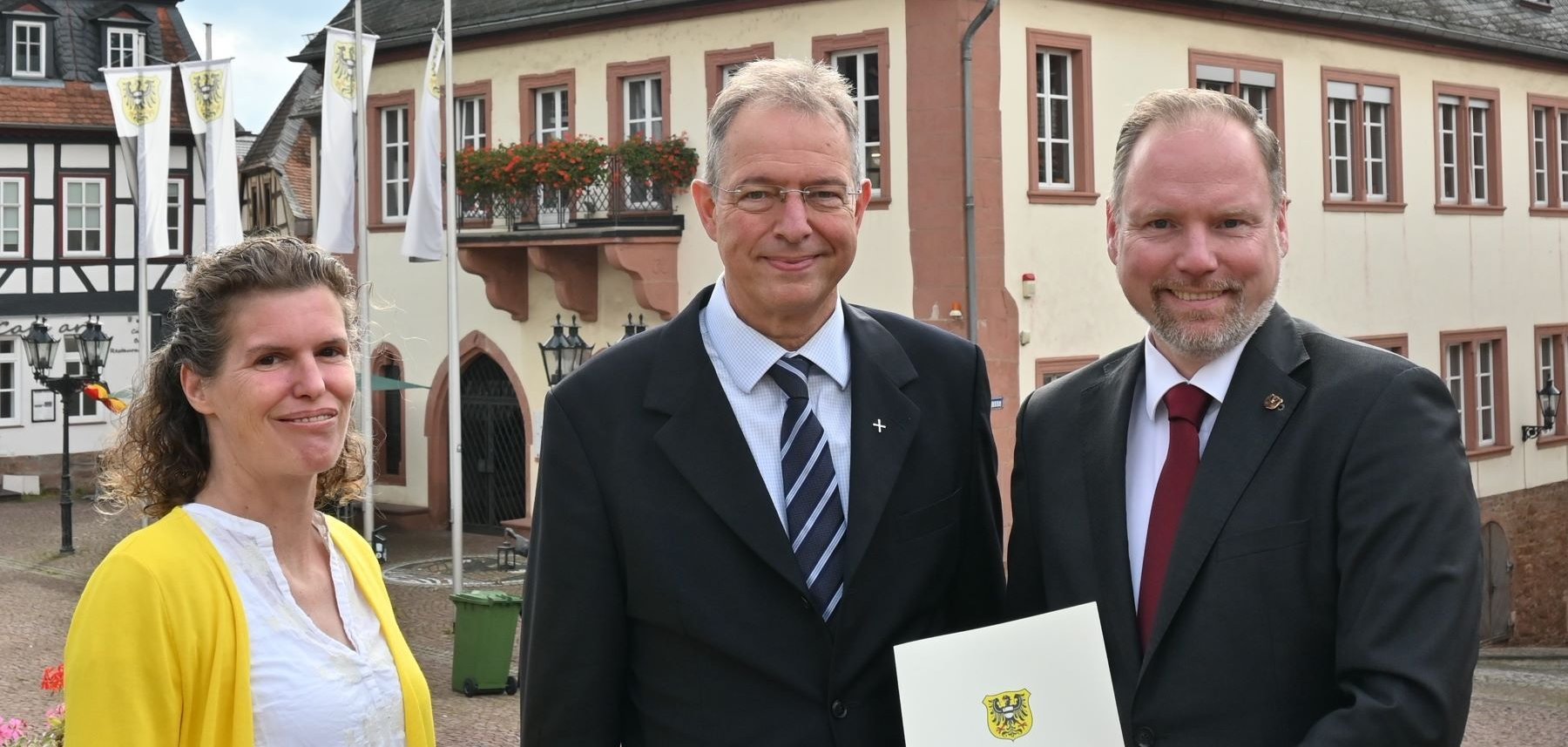 Kreisjugendreferentin Sabine Fritz, Dekan Wilhelm Hammann und Bürgermeister Christian Litzinger stehen auf dem Obermarkt. Im Hintergrund sieht man das Rathaus.