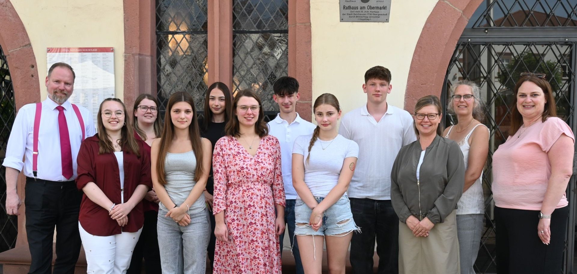 Bürgermeister Christian Litzinger, Mitarbeiterinnen der Stadtverwaltung und neue Auszubildende und Praktikantinnen und Praktikanten stehen vor dem Rathaus. 