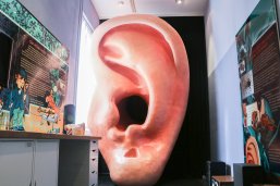 Begehbares Ohr Ansicht der überdimensionalen Ohrmuschel im Museum Gelnhausen