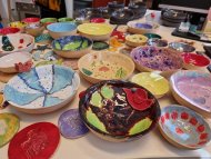 Farbenfrohe Kunstwerke aus Ton