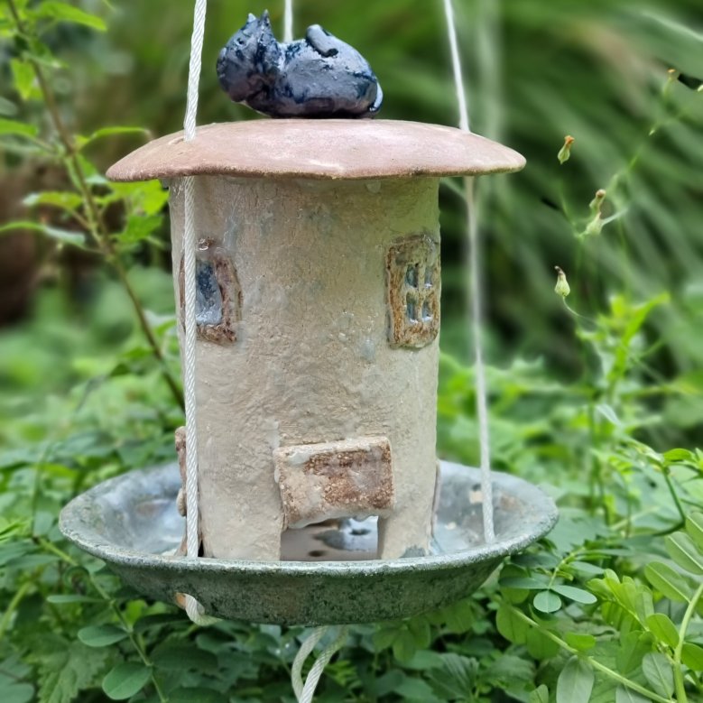 Handgetöpferte Vogeltränke für den Garten