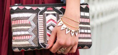 Kosmetik Ein Mädchen hält eine kleine, selbstgenähte Tasche in der Hand.