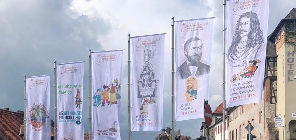 Werbeflaggen Gelnhausen Das Bild zeigt die sechs Werbeflaggen der Stadt Gelnhausen auf dem Grundstück gegenüber der Kreissparkasse Gelnhausen.