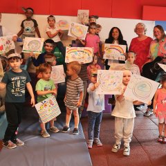 Gruppenbild mit Bürgermeister, Kindern und Erzieherinnen.
