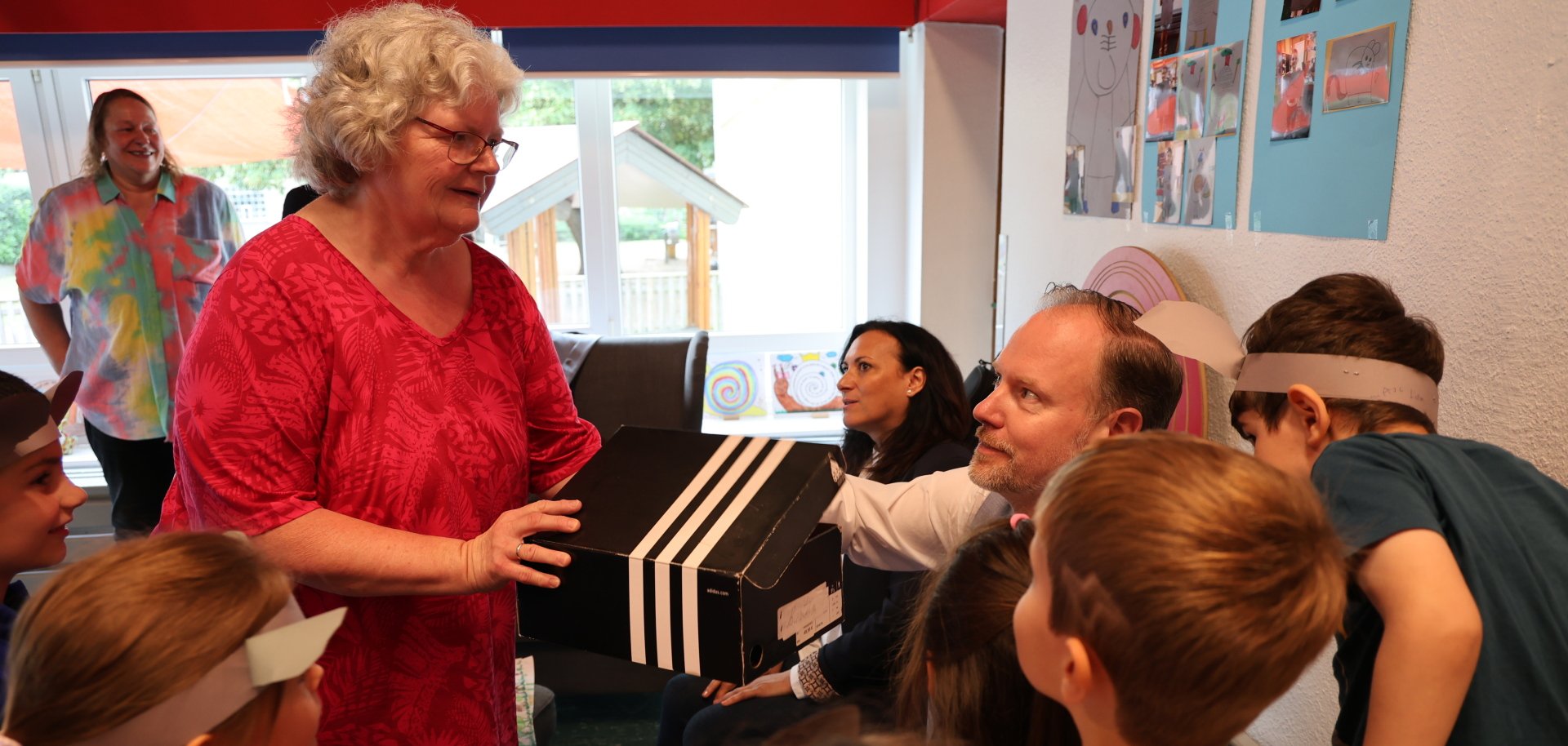 Ruth Gleißenberg lässt den Bürgermeister in eine geschlossene Kiste greifen. 