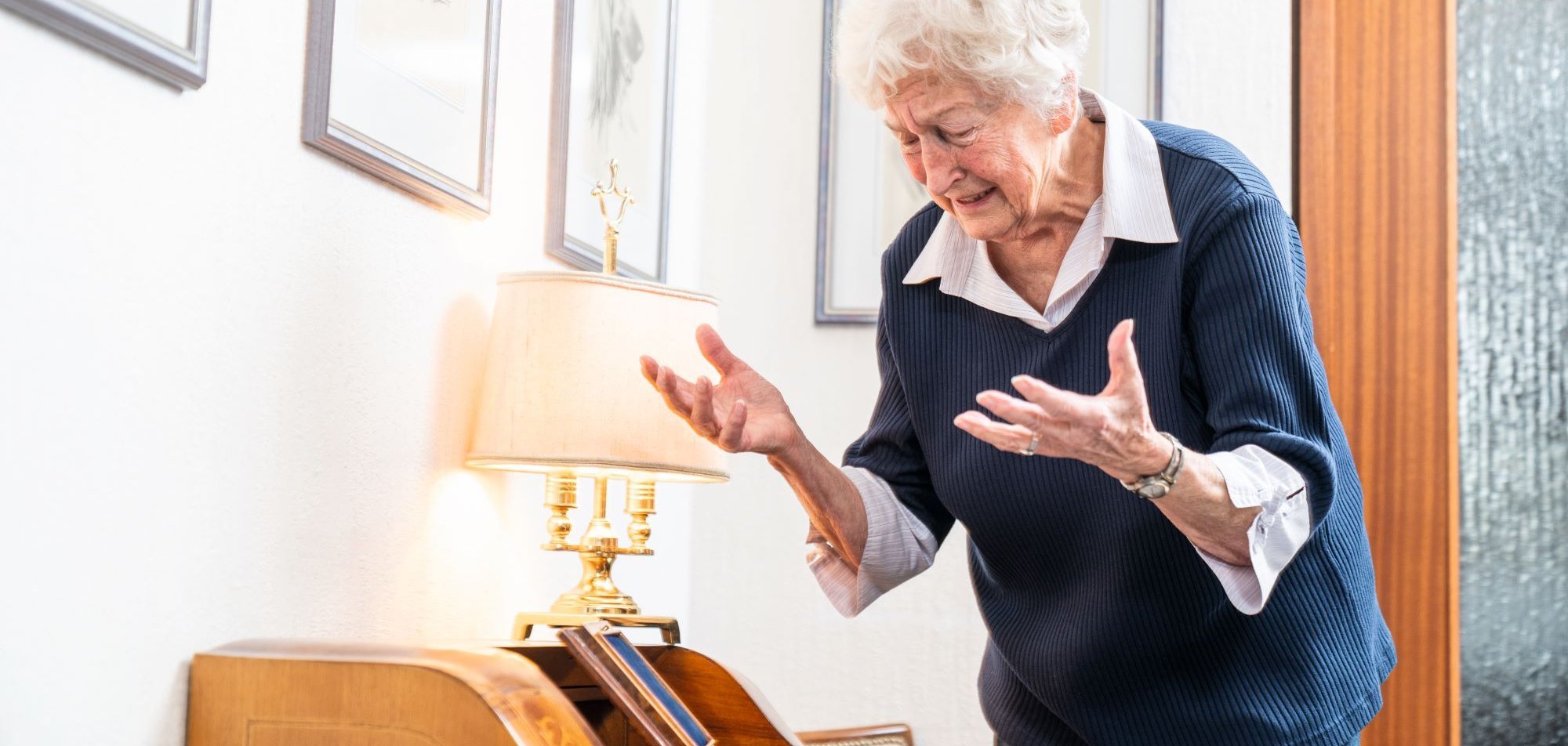 Eine alte Dame reißt entsetzt die Hände in die Luft - der Schmuck ist weg. 