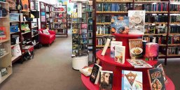 Eingangsbereich der Bibliothek mit rotem, runden Büchertisch