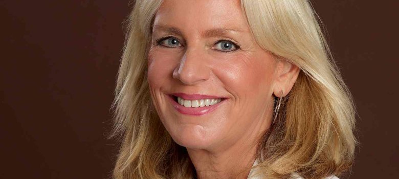 Autorin Franziska Franz Blonde Autorin in weißer Bluse lächelt