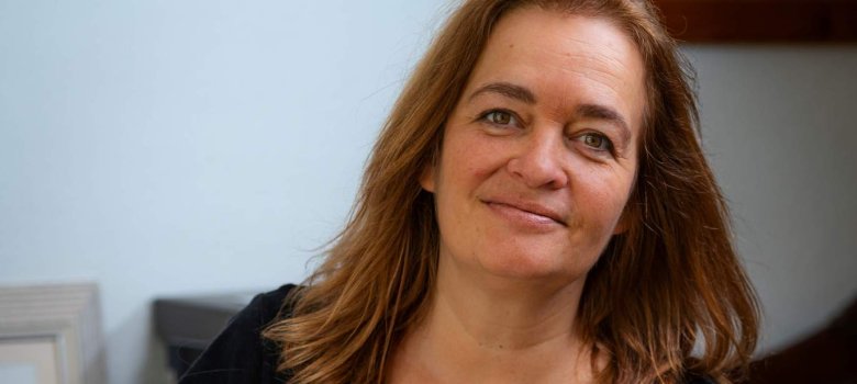 Illustratorin Franziska Harvey Frau mit dunklem, langen Haar lächelt in die Kamera