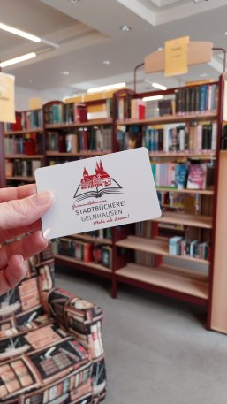 Leseausweis Leserausweis vor einem Bücherregal