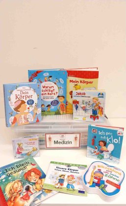 Eine Plastikbox mit vielen Büchern und Material über das Thema Medizin und Körper