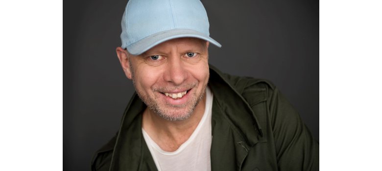 lächelnder Mann mit Kappe 